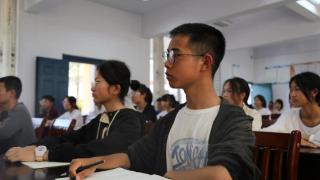 “为你读书”公益行走进陕西汉中，为新集中学捐赠图书3000余册