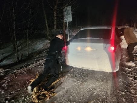 雪夜出行多辆车遇困，黄岛公安及时救援