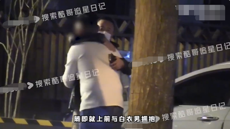 50岁杨坤疑似新恋情曝光！深夜与李亚鹏聚餐，携长腿美女同回家