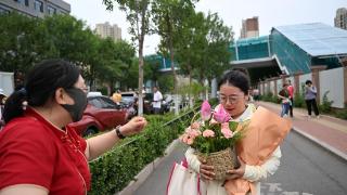 济南中考|鲜花属于您！考场外考生把手里的鲜花送给老师