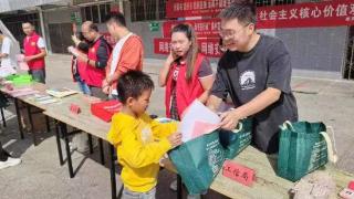 修文县工信局开展儿童国防教育宣传活动