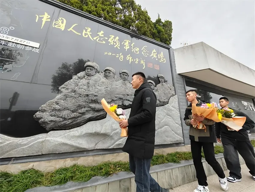 志愿军“最强坦克炮手”昨日安葬，家属期盼英雄车组重逢