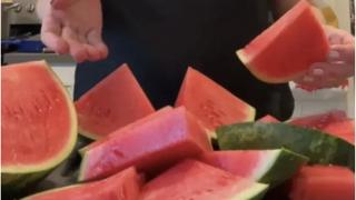 西瓜瓤像橡皮有弹性 掰都掰不断！美国人吃的西瓜都是假的？