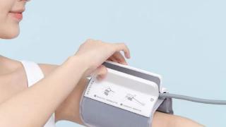 米家智能电子血压计，一夹一贴就测量血压