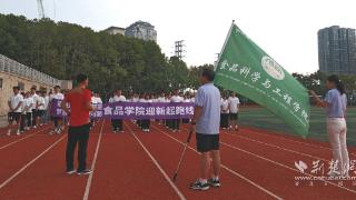 59岁登顶珠峰校友领跑 激励学子勇攀高峰