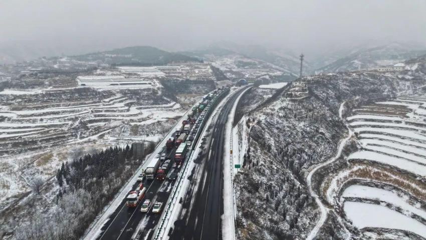 雪后大雾晋冀省界1700余辆车滞留 两省高速交警接力带道通行