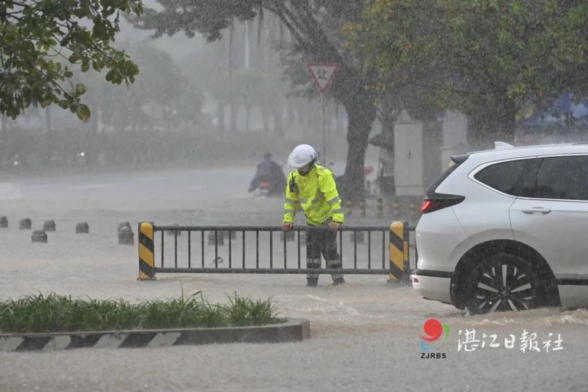 湛江交警雨中逆水而行，全力守护群众出行平安