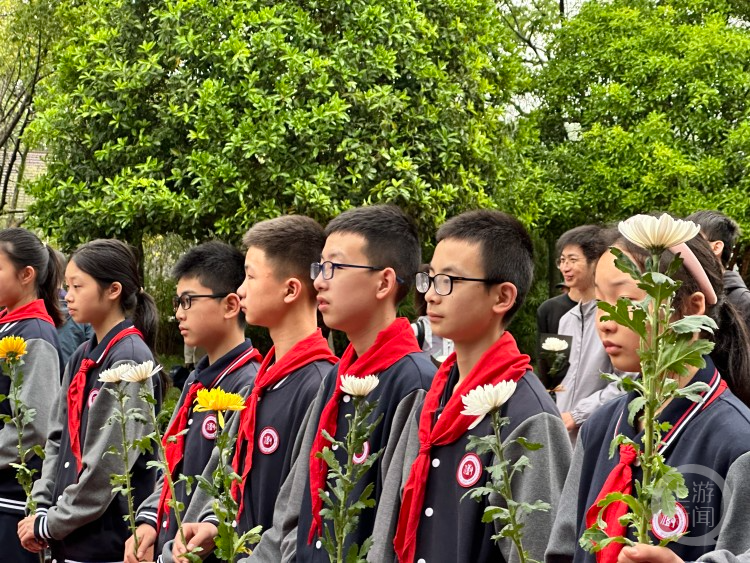 清明节，重庆市民自发冒雨来到烈士墓献花祭扫