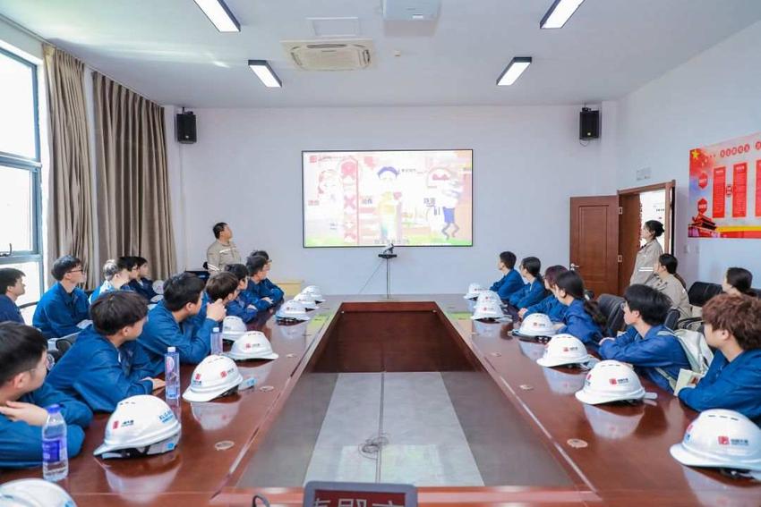 师生走进大唐凯安风电场：“当一天风电人”