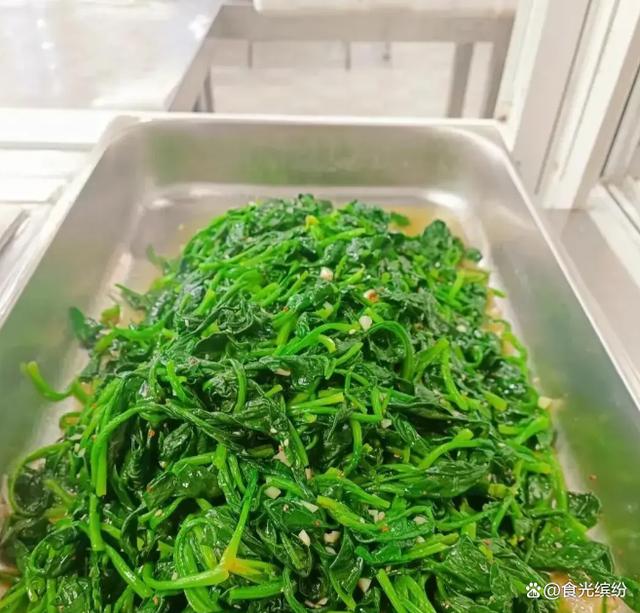 食堂的两荤两素自选午餐，实在没法下筷，这是怎么回事？