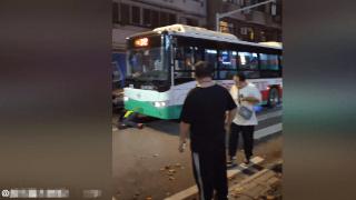 《失笑》剧组被曝当街阻拦公交！工作人员倒地不起，躺车前不让走