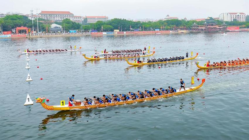 两岸健儿齐聚厦门集美挥桨击楫 第十七届海峡两岸龙舟赛开赛