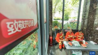 重庆：“劳动者港湾”让户外劳动者享清凉