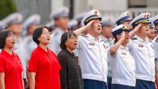 张桂梅老师携女高师生与云南消防指战员共度国庆