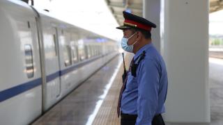 2023好网民·在山东| 张华：52岁铁路客运员为救女童跑出“最拼命”速度