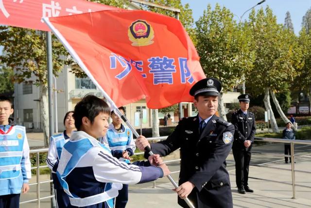 结队授旗 “临空港少年警队”再添新成员！