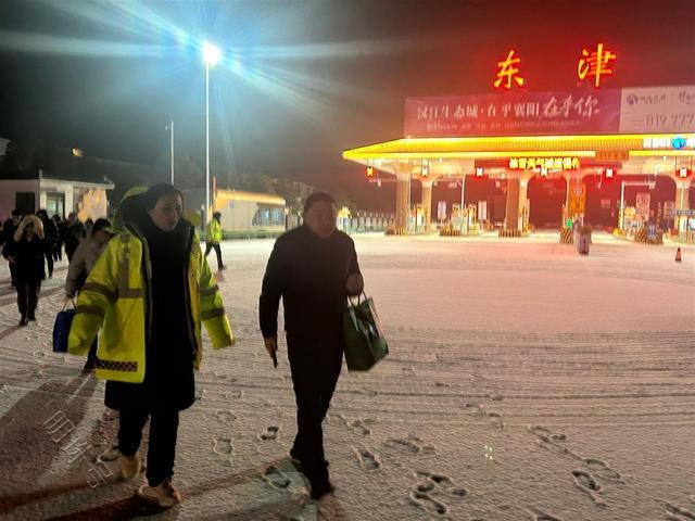 风雪夜55名受困乘客走进食堂，“在湖北高速感受别样温暖！”