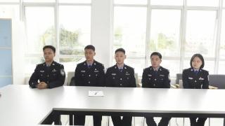 老人摔倒在地,贵州警察学院5名学警及时施救！