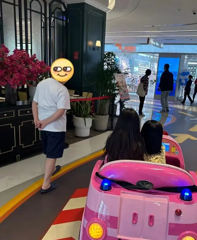 百亿富婆甘比回内地旅游！吃人均18元小吃接地气，小女儿罕同行