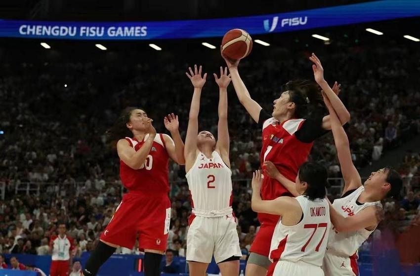 WNBA：李梦遭凶狠肘击 两队爆发冲突大打出手