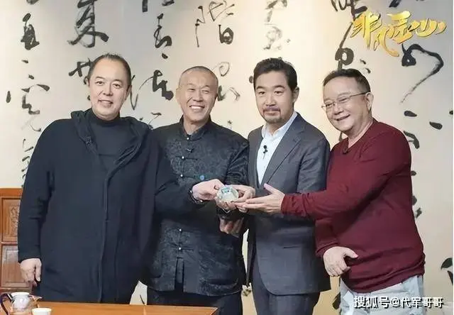 善恶终有报！66岁双腿包扎瘫在轮椅的张铁林，已活成一个“笑话”