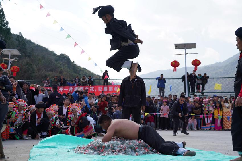 惊心动魄！云南盈江傈僳族勇士表演“上刀山下火海”绝技