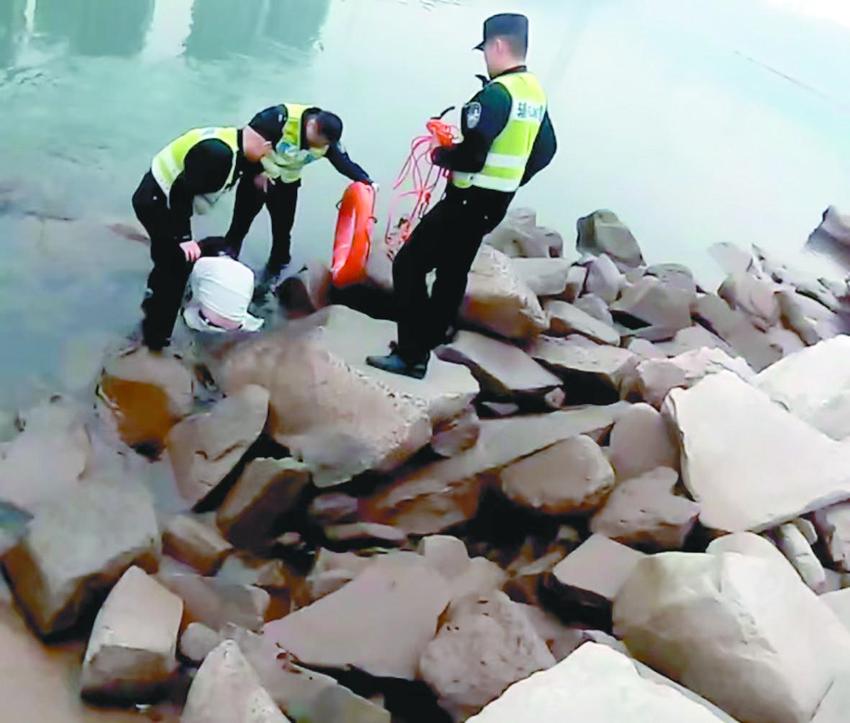 民警飞身跳江将她拉住