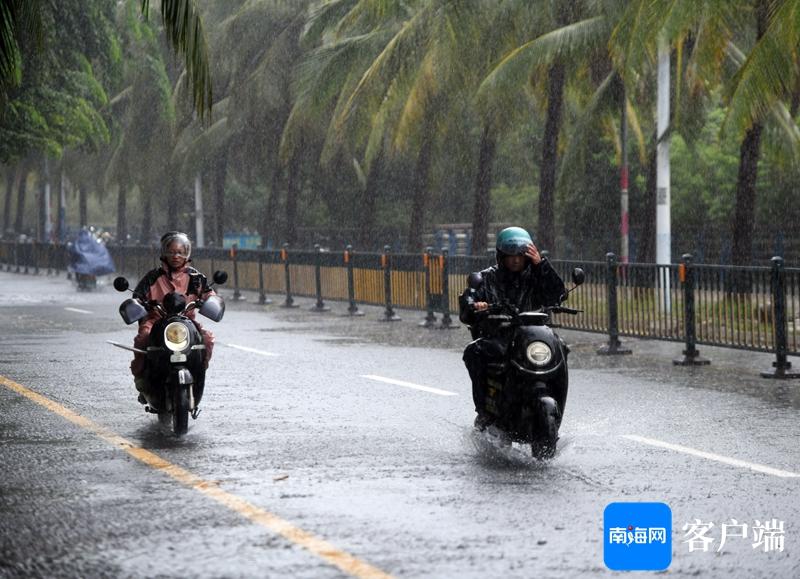 组图 | 直击强风暴雨天气的三亚