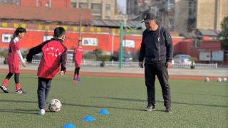 武汉市晒湖中学足球教师章凯—一次选择，32年坚守，百分百付出