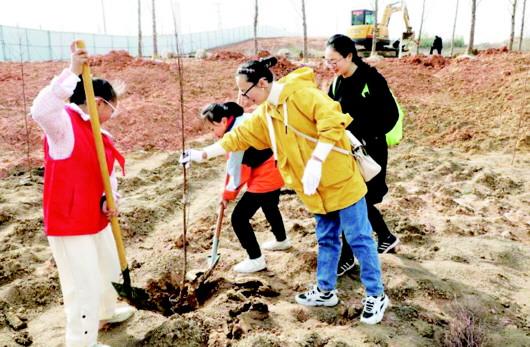 春暖三月学雷锋　植树护绿在行动