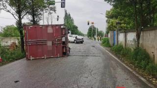 男子凭记忆驾车闯红灯过路口，一头撞翻厢式货车