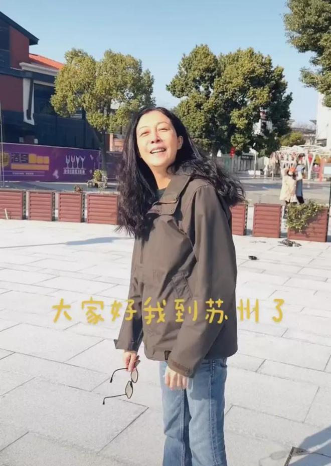 48岁吴绮莉近照曝光，素颜出镜心情好