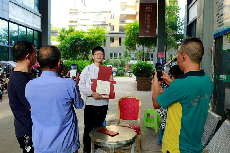 圆梦！资阳安岳首封北大录取通知书送达