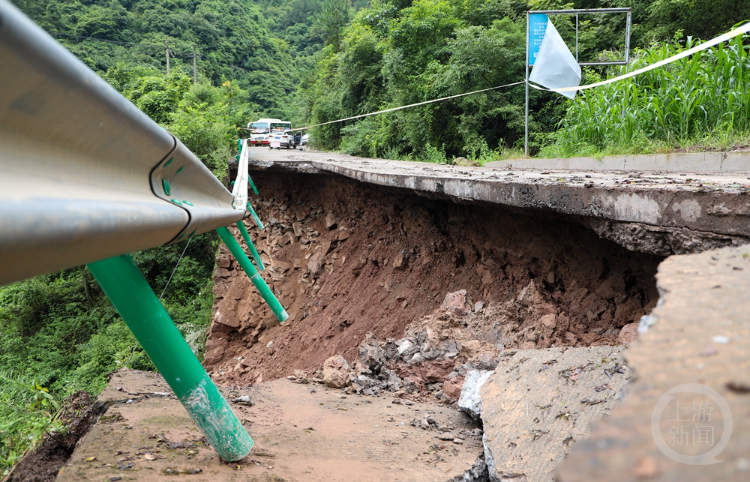 云阳：强降雨致省道504线一路段垮塌 多个区县乡镇出行受影响