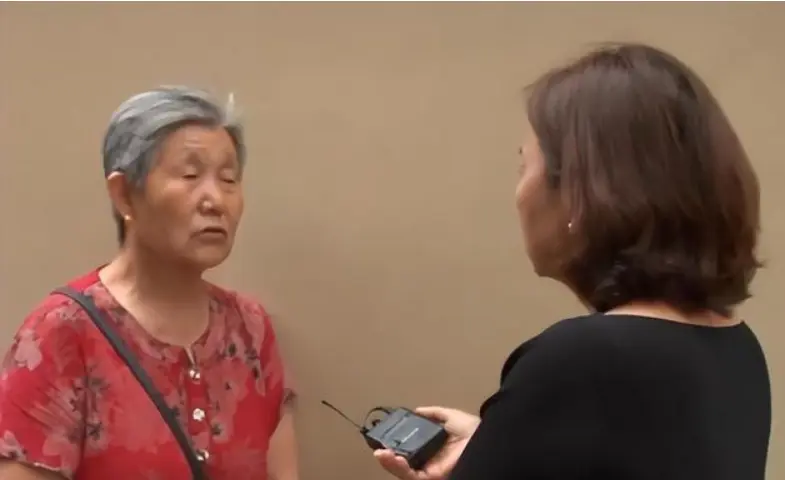 河南74岁老太被女儿赶出家门，邻居却拍手称快，究竟为何