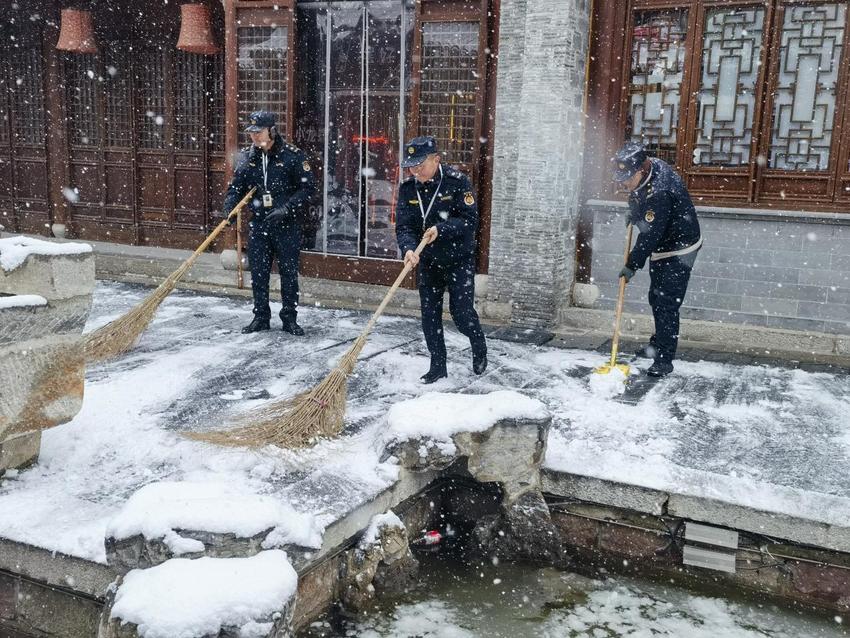 溧水区永阳城管中队：“以雪为令”迅速启动扫雪除冰工作