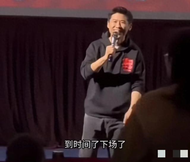 演员王骁让人心疼，现身路演遭观众驱赶下台，仍强颜欢笑太无奈