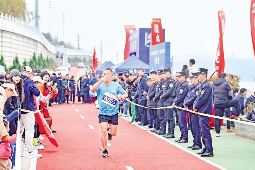 “龙腾汉江 乐跑安康”点燃冬日安康湖