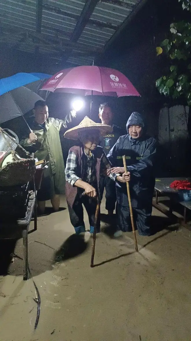 福建一桥梁垮塌致4干部落水失联，村民：暴雨连下十多小时，石桥为40年前集资修建