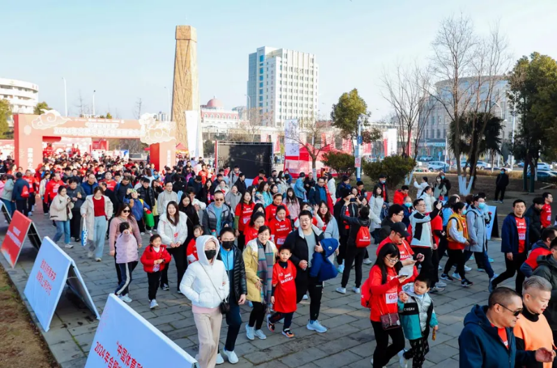 合肥举行登高健身大会，千余名市民登顶大蜀山