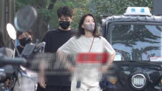 赵又廷手挽高圆圆接孩子，4岁女儿女神范初显，更粘爸爸父女情深