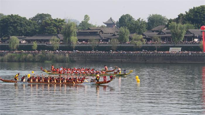 最高奖金5万元！阆中古城第六届嘉陵江龙舟赛挥桨开赛