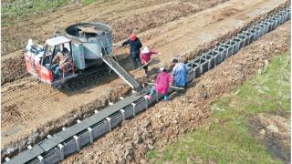 抓紧建设灌溉排涝工程