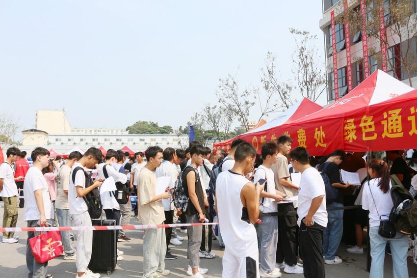 郑州汽车工程职业学院迎来首届新生