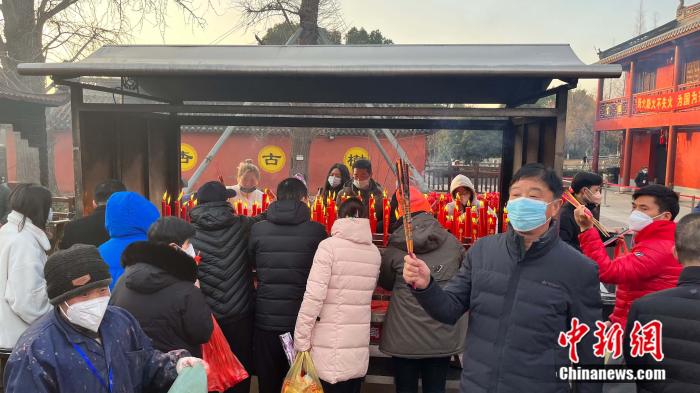 农历初五“接财神” 上海财神庙人气旺