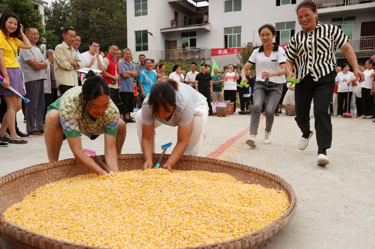 重庆黔江：多彩活动庆祝农民丰收节