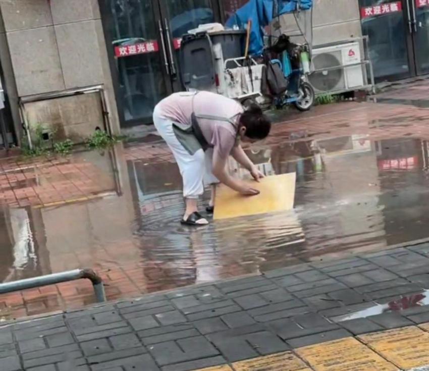 江苏徐州一小吃店用路边积水清洗菜板？当地市场监管部门回应