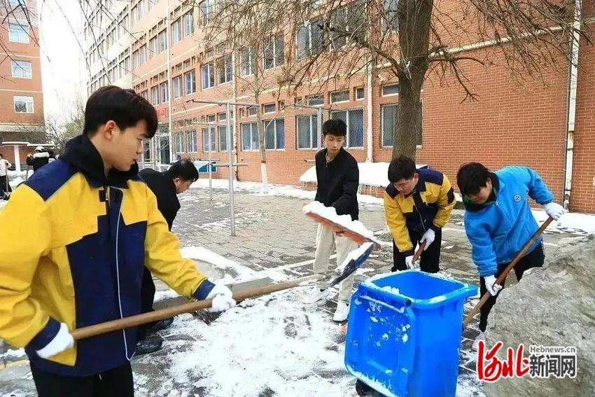 确保开学返校安全 保定市理工中等专业学校教师清扫积雪