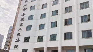 9岁女生被老师砸成重伤案开庭：被告人推翻笔录称“吓唬学生时误伤”，女孩家人质疑监控缺失