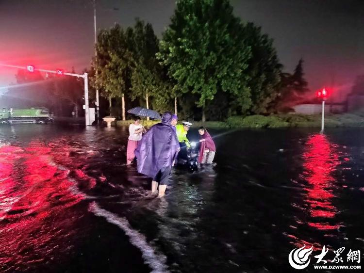 大雨磅礴下的担当，公安、交警守护雨中潍坊